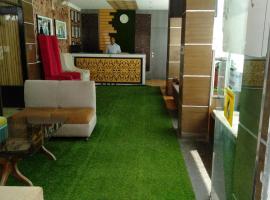 Hotel Holiday Hill, Near Mall Road, Mcleodganj# parking#Restaurant