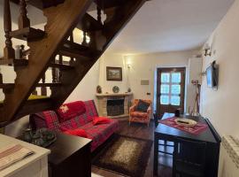 Casetta con camino in centro，位于佩斯卡塞罗利的酒店