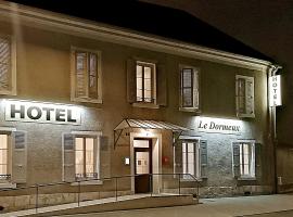 Hôtel Le Dormeux，位于Mehun-sur-Yèvre的酒店
