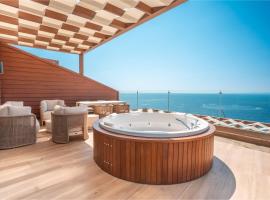 Qlusive Hotel，位于库萨达斯的带泳池的酒店