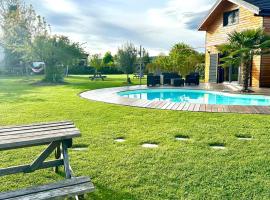 Chez Seb et Lilou - Chalet Tiny House - piscine partagée - parking - proche Mulhouse，位于Flaxlanden的酒店