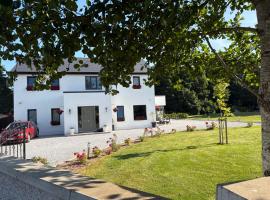 Ashlee Lodge, Shanagarry P25K6R6 Near Ballymaloe House & Garryvoe Hotel，位于Shanagarry的酒店