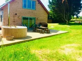 Deer Den timber clad cabin with hot tub, up private lane