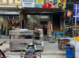 Hotel O C Yaduvanshi Inn，位于Indraprast的酒店