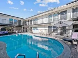 Chic & Cozy Montrose Apt with Pool & Parking