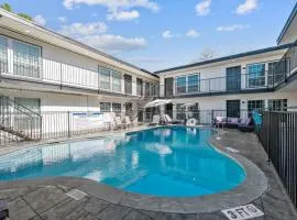 Modern Getaway with Free Parking Near Downtown and NRG