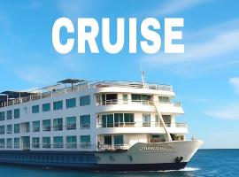 NILE CRUISE ROYAL QUEEN II every Monday from LUXOR 4 nights & every Friday from ASWAN 3 nights，位于卢克索卢克索国际机场 - LXR附近的酒店