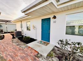 Cottage 32, Flamingo Bungalow - Dora Canal Court - a downtown, waterfront community，位于塔瓦雷斯的酒店