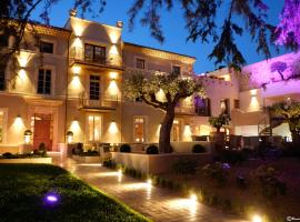 Boutique Hôtel La Villa MONTESQUIEU，位于Laudun的浪漫度假酒店