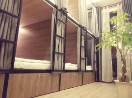 Dorm bed in center with balcony, rooftop and floating market tour by ADORA，位于芹苴的青旅