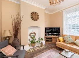 Charming house in South Shields-Sleep 6 -Parking