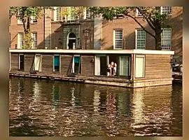 Houseboat on the Nieuwe Keizersgracht