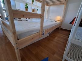 Hostel La Marina di Lefkas，位于雷夫卡达镇的酒店