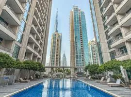 Chic Studio Apartment, Pool and Balcony, Steps to Burj Khalifa