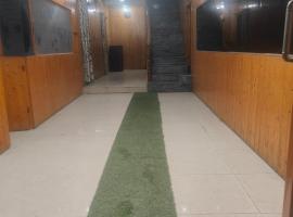 Hotel reef inn，位于Gāndarbal的酒店