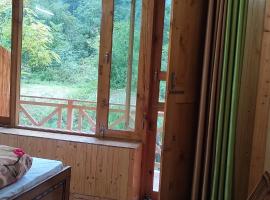 Hotel O Kamal Guest House Tirthan，位于本贾尔的酒店