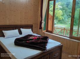 Hotel O Kamal Guest House Tirthan，位于本贾尔的酒店