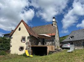La maison des petites choses, la tiny house du Puy Mary-Cantal，位于拉塞勒的酒店