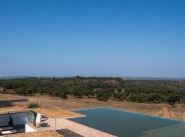 Herdade do Carregou&ccedil;al，位于奥德米拉的带泳池的酒店