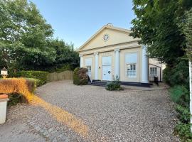 2 bed Elegant Flat in Stansted with parking，位于斯丹斯达蒙费雪特的酒店