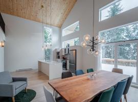 Chalet Odin - SPA, PISCINE, SAUNA partagés，位于Valcartier Station的酒店