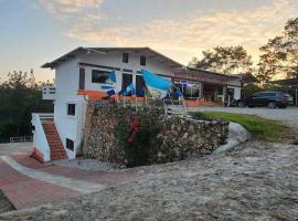 Hotel y Restaurante la Cuchilla，位于利文斯顿的酒店