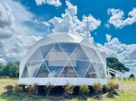 GEO Dome - Flatonia Glamping Retreat & RV Resort，位于Flatonia的豪华帐篷