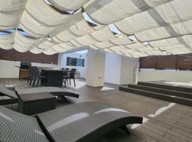 3ベッド3バス ヴィラアパラギ宮古島，位于宫古岛的带热水浴缸的酒店