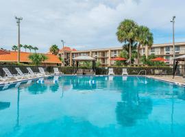 Quality Inn & Suites Kissimmee by The Lake - Free Shuttle to Theme Parks，位于奥兰多的酒店