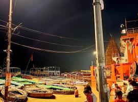 Hotel ShiVaayy Banaras Near Kashi Vishwanath Temple Road，位于瓦拉纳西的酒店