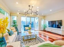 StayAU Pakenham Townhouse with Lakeview