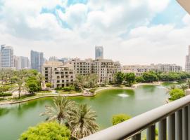 RH - Beautiful canal view, Sleek & spacious Studio, central location，位于迪拜的酒店