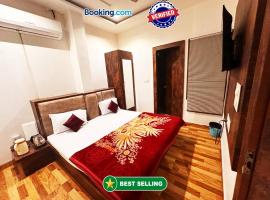Laxmi Residency ! nearby Prem mandir & ISCKON temple - Best in location! close to All Main Attractions, Standard rooms，位于范兰德凡的酒店