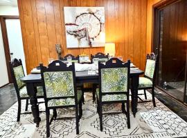 3 Bdrm home,pool, BBQ , fireplace Great for a weekend of fun or family retreat，位于克罗伊登的酒店