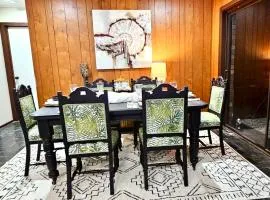 3 Bdrm home,pool, BBQ , fireplace Great for a weekend of fun or family retreat