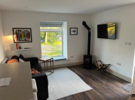 Hawthorn, our small cottage in the countryside，位于阿斯隆的酒店