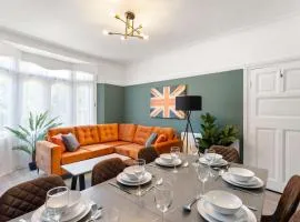 Stylish 5 Bed Home in Forest Hill Perfect for Business & Contractors Sleeps 16