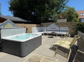 Broadstairs Apartments with luxurious 4-person communal hot tub - sleeps up to 20 people，位于布罗德斯泰的酒店