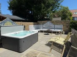 Broadstairs Apartments with luxurious 4-person communal hot tub - sleeps up to 20 people