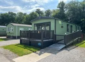 10 Borwick Lakes - En suite - King size bed