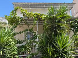 Hostel Guesthouse Mira，位于奥米什的酒店