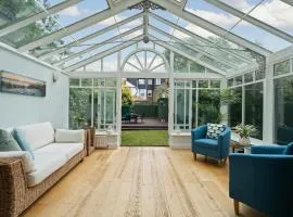 Spacious 3-Bedroom Family Home in Kingston with Garden, Smart TVs & Fast WiFi - Ideal for Longer Stays