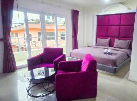Titanic Residence-5 Minutes Walk to Walking Street，位于芭堤雅市中心的酒店