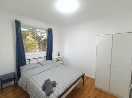 Queen Room near Shopping Mall & Station- NC1，位于Dundas Valley的酒店