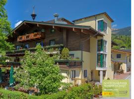 Hotel Gasthof Kröll - inkl Nationalpark-Karte, 1 x Grossglockner Hochalpenstraße kostenlos, verschiedene Bergbahnen kostenlos, Badesee kostenlos, Bus & Zug kostenlos, regionale Küche，位于尼德恩西尔的酒店