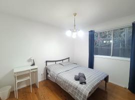 Cozy Queen Room close to Shops and Station - NC2，位于Dundas Valley的酒店