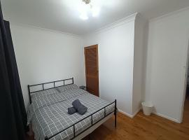 Queen Room in Carlingford near Shops and Station - NC4，位于斯坦威尔公园的酒店