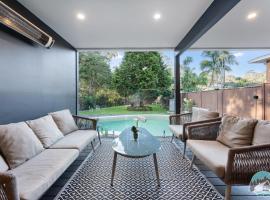 Spacious Family Home with Pool in Pennant Hills，位于彭南特希尔斯的酒店