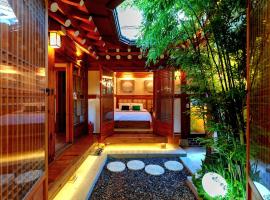 July Opening Special, 4 Minutes Walk from Gyeongbokgung Station, Hanok, Traditional Experience, Right Next to Gyeongbokgung, Insadong, Bukchon, Seochon, Gwanghwamun, Myeongdong, Dongdaemun, Luggage Storage, Sleeps 9, Hotel-Quality Bedding, Air Condition，位于首尔的酒店