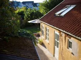 Townhouse with private garden in the centre